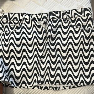 Black and White Wave Pattern Skirt